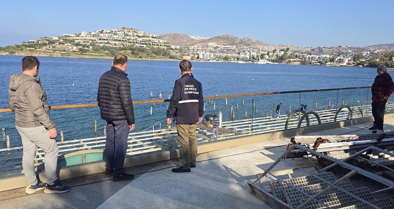 Bodrum’un turistik mahallelerinde kaçak iskeleler kaldırılıyor